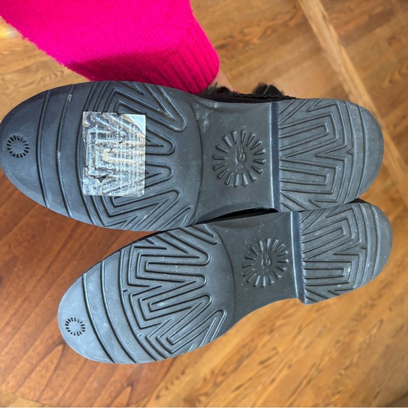 Excellent condition UGGs women’s size 7.5 McKay ankle booties - Picture 2 of 6